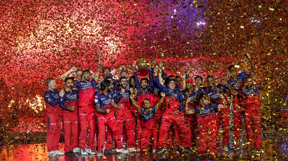 IPL चैम्पियन रॉयल चैलेंजर्स बेंगलुरु की जीत पर बेंगलुरु में ‘महाजश्न’, निकलेगी विक्ट्री परेड, देखें रूट IPL चैम्पियन रॉयल चैलेंजर्स बेंगलुरु की जीत पर बेंगलुरु में ‘महाजश्न’, निकलेगी विक्ट्री परेड, देखें रूट