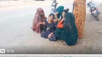 बलकर ट्रक की टक्कर से अधेड़ महिला की मौत, ग्रामीणों ने ओवरलोड वाहनों का किया विरोध