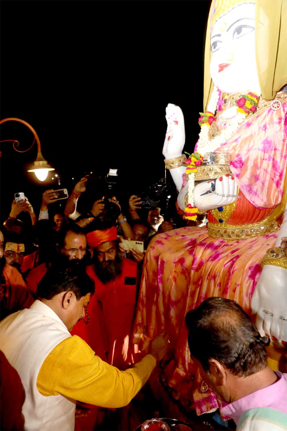 मुख्यमंत्री डॉ. यादव ने गंगा दशहरा पर्व पर पंच दशनाम जूना अखाड़ा स्थित नीलगंगा सरोवर पर किया पूजन