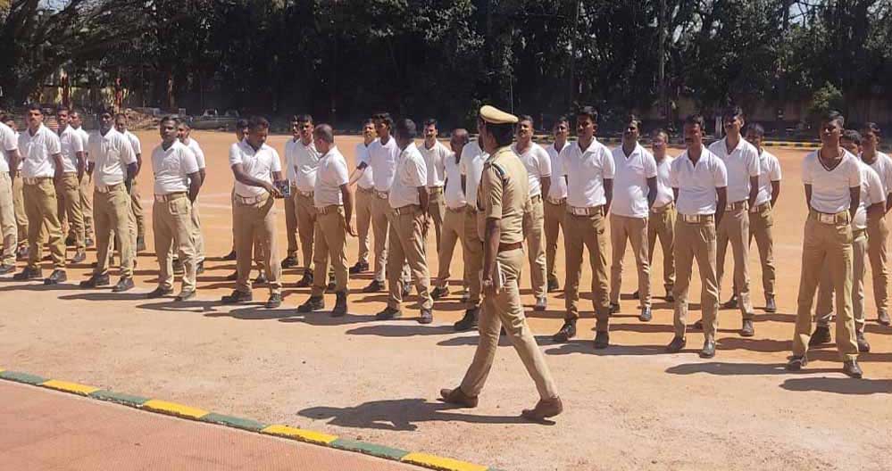 आपदा प्रबंधन की DG ने होम गार्ड की बाहर पोस्टिंग निरस्त कर लाइन में बुलाने के निर्देश दिए आपदा प्रबंधन की DG ने होम गार्ड की बाहर पोस्टिंग निरस्त कर लाइन में बुलाने के निर्देश दिए