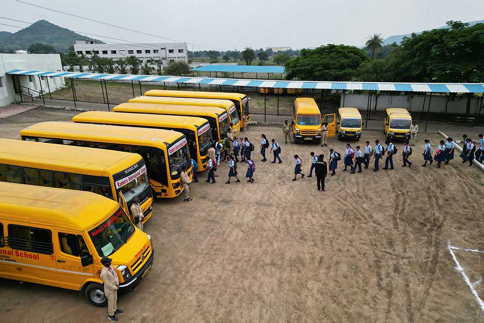 इंदौर में परिवहन विभाग ने दिशा-निर्देश जारी किए, स्कूल बसों में अब सेफ्टी डिवाइस, जीपीएस और सीसीटीवी अनिवार्य होंगे इंदौर में परिवहन विभाग ने दिशा-निर्देश जारी किए, स्कूल बसों में अब सेफ्टी डिवाइस, जीपीएस और सीसीटीवी अनिवार्य होंगे