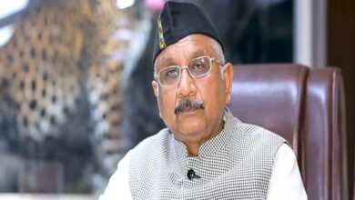 मंत्री शाह फिर विवादों में, रेप पीड़िता के परिवार की तस्वीर वायरल होने पर घिरे