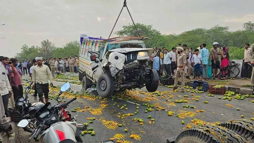 आगरा में राष्ट्रीय राजमार्ग-9 पर एक लोडर वाहन के फ्लाईओवर से नीचे गिरने से चार लोगों की मौत