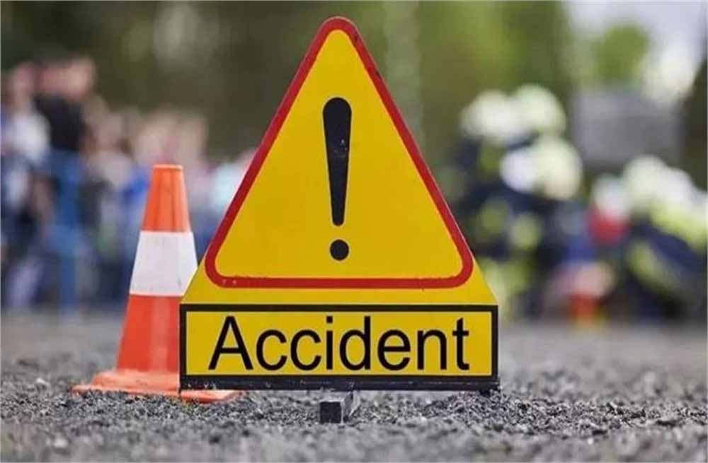 संगम स्नान करने आ रहे श्रद्धालुओं का वाहन पलटने से 18 लोग घायल, घटनास्थल पर मची चीख-पुकार