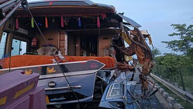 उत्तर प्रदेश में एक निजी बस ट्रक से टकराई तीन की मौत