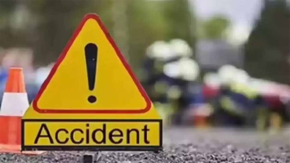 अनियंत्रित होकर सड़क किनारे पलटी यात्रियों से भरी बस, मची चीख-पुकार, बिहार में बड़ा हादसा अनियंत्रित होकर सड़क किनारे पलटी यात्रियों से भरी बस, मची चीख-पुकार, बिहार में बड़ा हादसा