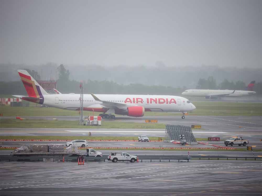 अहमदाबाद में बड़ा विमान हादसा, ऐसा ही हादसा 37 साल पहले हुआ था, तब भी हुई थी 100 से ज्यादा मौत अहमदाबाद में बड़ा विमान हादसा, ऐसा ही हादसा 37 साल पहले हुआ था, तब भी हुई थी 100 से ज्यादा मौत