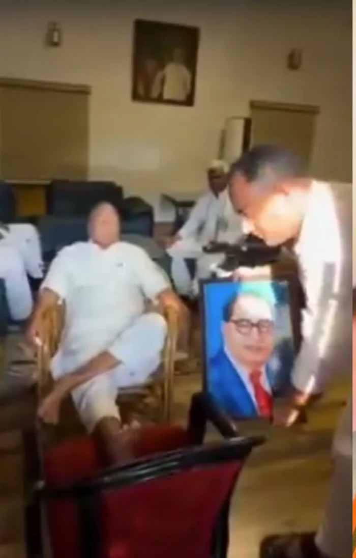 आरजेडी सुप्रीमो लालू प्रसाद यादव पर आंबेडकर के ‘अपमान’ पर बीजेपी ने चौराहों पर लगाए पोस्टर, कब माफी मांगेंगे आरजेडी सुप्रीमो लालू प्रसाद यादव पर आंबेडकर के ‘अपमान’ पर बीजेपी ने चौराहों पर लगाए पोस्टर, कब माफी मांगेंगे
