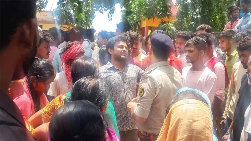 बेतिया में बवाल: पुलिस थाने पर हमला, लाठीचार्ज में कई घायल बेतिया में बवाल: पुलिस थाने पर हमला, लाठीचार्ज में कई घायल