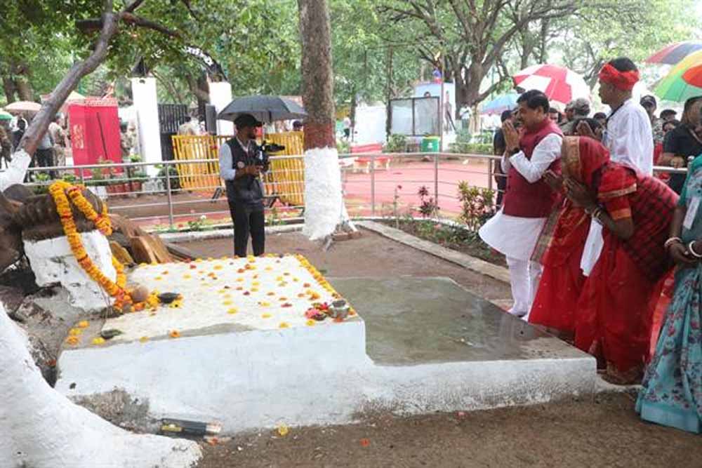मुख्यमंत्री डॉ. यादव ने राजा भभूत सिंह द्वारा स्थापित पवित्र कोरकू श्रद्धा स्थल पर किया नमन मुख्यमंत्री डॉ. यादव ने राजा भभूत सिंह द्वारा स्थापित पवित्र कोरकू श्रद्धा स्थल पर किया नमन