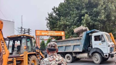 प्रयागराज में कचहरी परिसर के बाहर हुआ बुलडोजर ऐक्शन, चैंबर तोड़ने पर भड़के वकीलों ने किया चक्का जाम