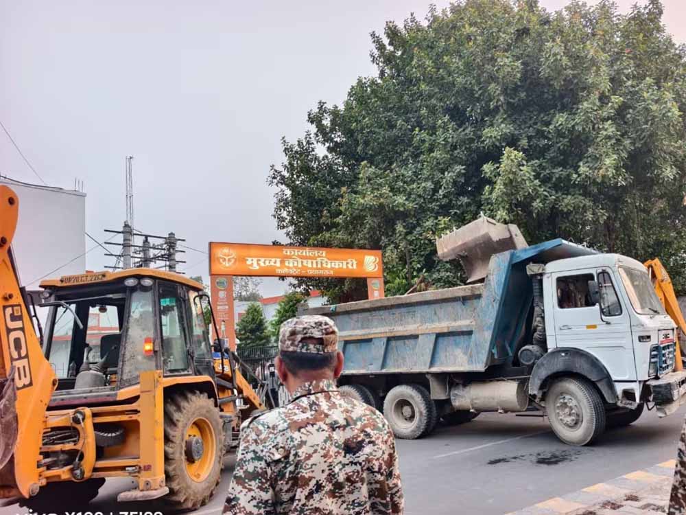 प्रयागराज में कचहरी परिसर के बाहर हुआ बुलडोजर ऐक्शन, चैंबर तोड़ने पर भड़के वकीलों ने किया चक्का जाम प्रयागराज में कचहरी परिसर के बाहर हुआ बुलडोजर ऐक्शन, चैंबर तोड़ने पर भड़के वकीलों ने किया चक्का जाम