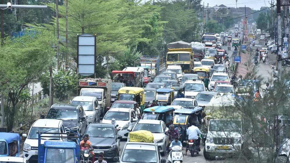 उज्जैन-इंदौर रोड पर रोजाना जाम से जनजीवन बेहाल, श्रावण में हालात और बिगड़ सकते हैं उज्जैन-इंदौर रोड पर रोजाना जाम से जनजीवन बेहाल, श्रावण में हालात और बिगड़ सकते हैं