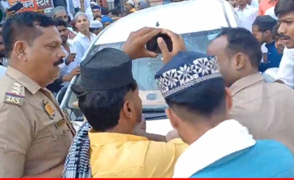 यूपी के चंदौली शहर में बकरीद पर माहौल खराब करने की कोशिश, नमाजी की कार का शीशा तोड़ने पर हंगामा यूपी के चंदौली शहर में बकरीद पर माहौल खराब करने की कोशिश, नमाजी की कार का शीशा तोड़ने पर हंगामा