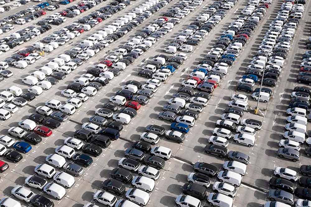 पिछले एक साल से कारों की बिक्री पर लगा ब्रेक, स्टॉक में ₹52000 करोड़ रुपये का ढेर!