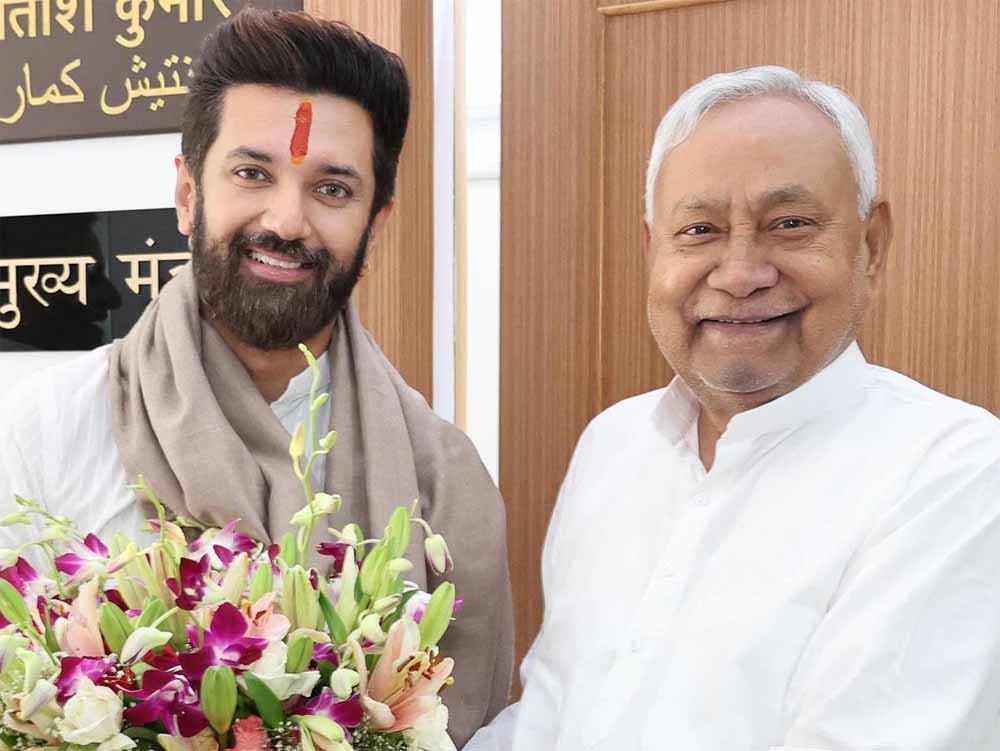 बिहार की राजनीति में इन दिनों चिराग पासवान की खूब चर्चा, चिराग ने खुद को घोषित कर दिया नीतीश का विकल्प