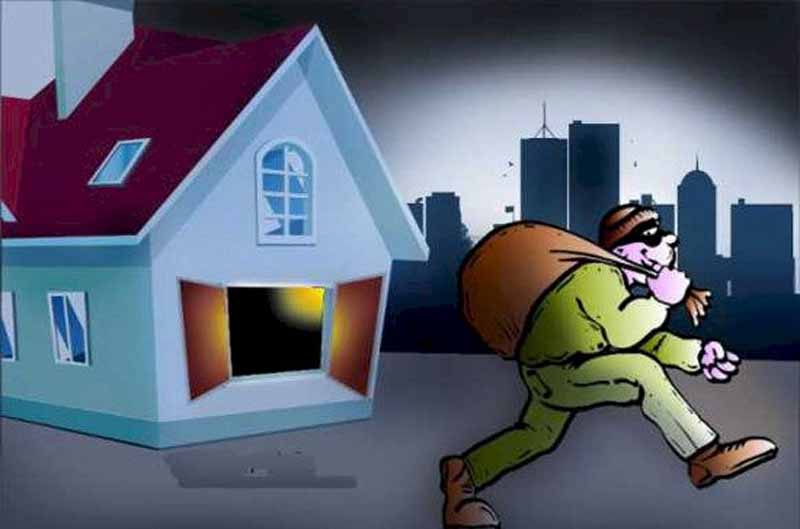दिल्ली पुलिस के मालखाने में हुई चोरी, 50 लाख कैश और करोड़ों का सोने पर किया हाथ साफ दिल्ली पुलिस के मालखाने में हुई चोरी, 50 लाख कैश और करोड़ों का सोने पर किया हाथ साफ