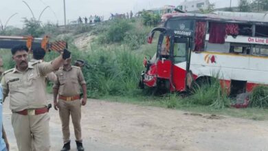 इटावा में डबल डेकर बस गिरी, दो मरे, सीएम योगी ने हादसे को लेकर शोक जताया