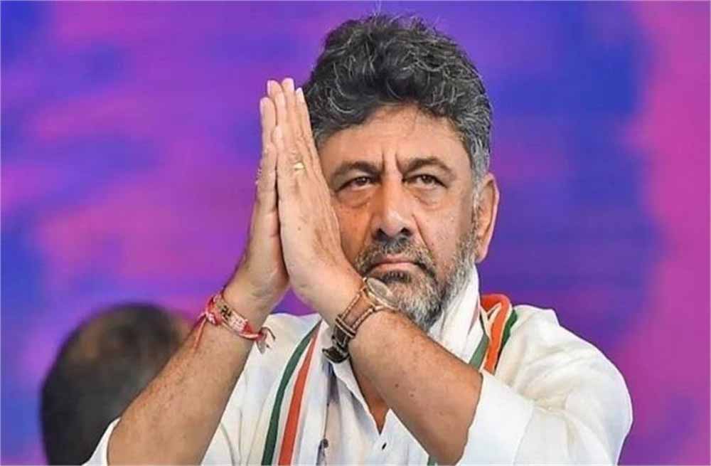 कर्नाटक की राजनीति में इन दिनों हलचल मची हुई है, डीके शिवकुमार बन सकते हैं नए मुख्यमंत्री कर्नाटक की राजनीति में इन दिनों हलचल मची हुई है, डीके शिवकुमार बन सकते हैं नए मुख्यमंत्री