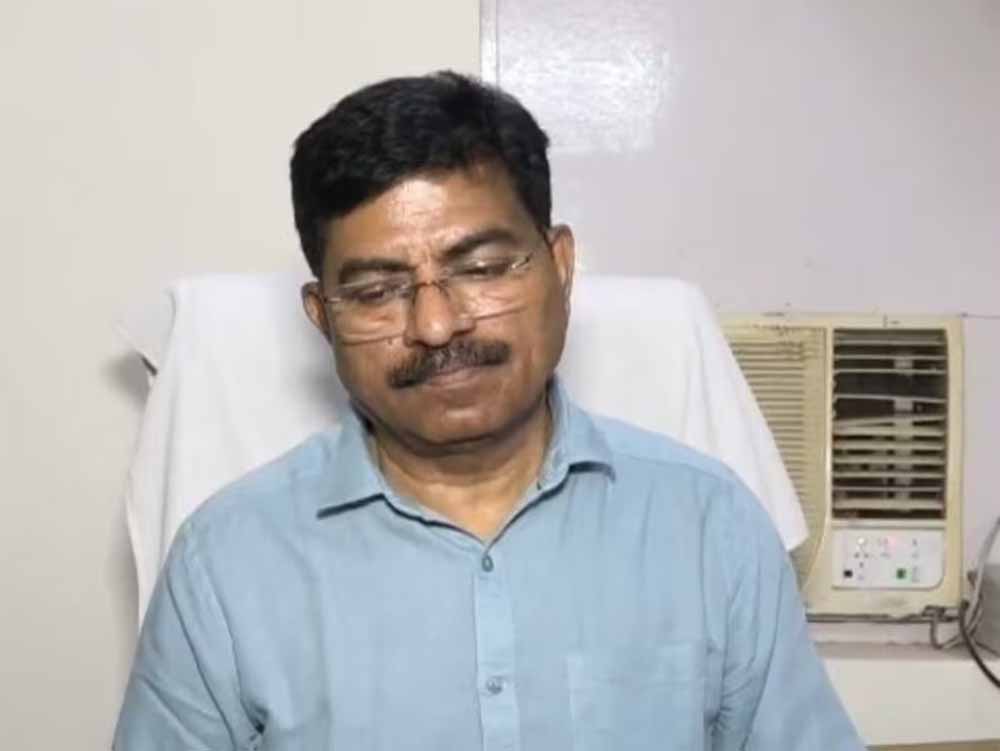 कानपुर डीएम और सीएमओ के बीच चल रहे विवाद में बड़ा ऐक्शन, डीएम ने दिखा दिया दम, कानपुर सीएमओ सस्पेंड कानपुर डीएम और सीएमओ के बीच चल रहे विवाद में बड़ा ऐक्शन, डीएम ने दिखा दिया दम, कानपुर सीएमओ सस्पेंड