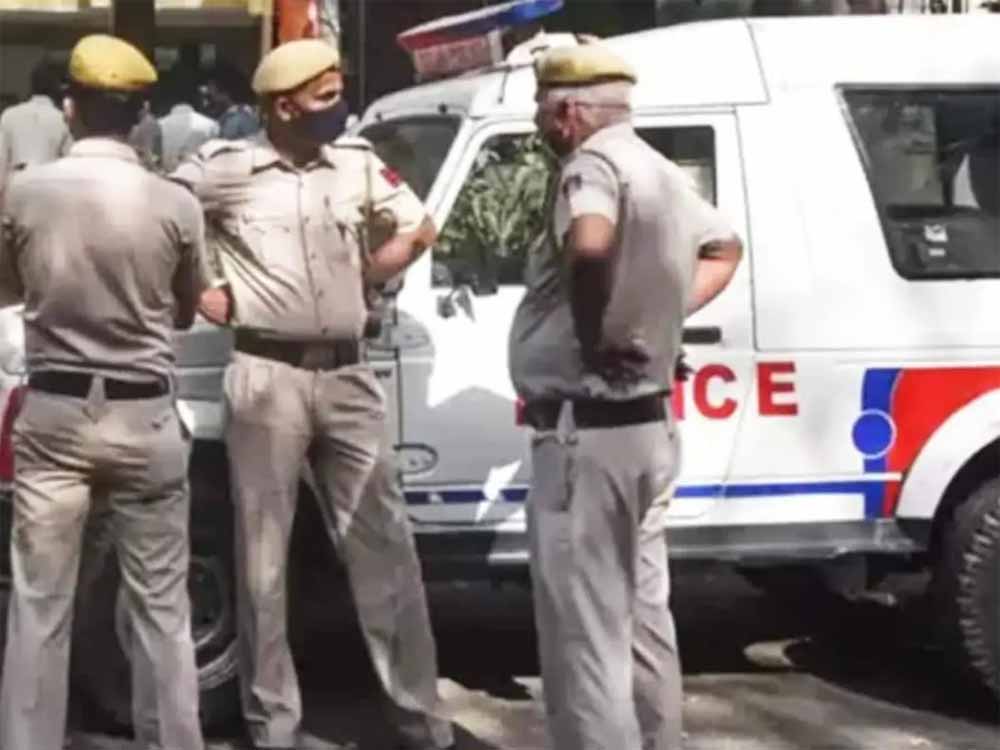 दिल्ली पुलिस ने अवैध रूप से रह रहे विदेशियों के खिलाफ कड़ा एक्शन लिया, 71 विदेशियों को किया डिपोर्ट दिल्ली पुलिस ने अवैध रूप से रह रहे विदेशियों के खिलाफ कड़ा एक्शन लिया, 71 विदेशियों को किया डिपोर्ट