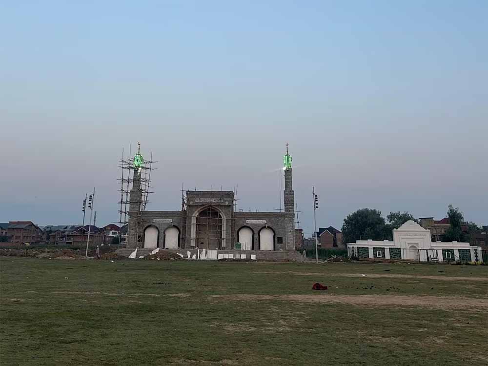 जम्मू कश्मीर में अधिकारियों ने पुराने शहर की ऐतिहासिक जामिया मस्जिद में ईद की नमाज अदा करने की अनुमति नहीं दी जम्मू कश्मीर में अधिकारियों ने पुराने शहर की ऐतिहासिक जामिया मस्जिद में ईद की नमाज अदा करने की अनुमति नहीं दी