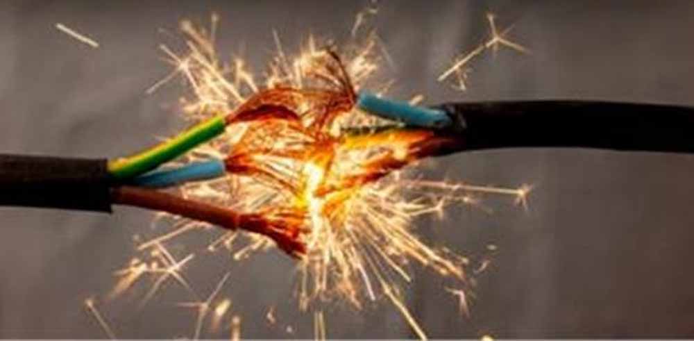 गुमला में उस वक्त हड़कंप मच गया जब 11000 वोल्ट के तार के संपर्क में आने के कारण एक किसान की हुई मौत