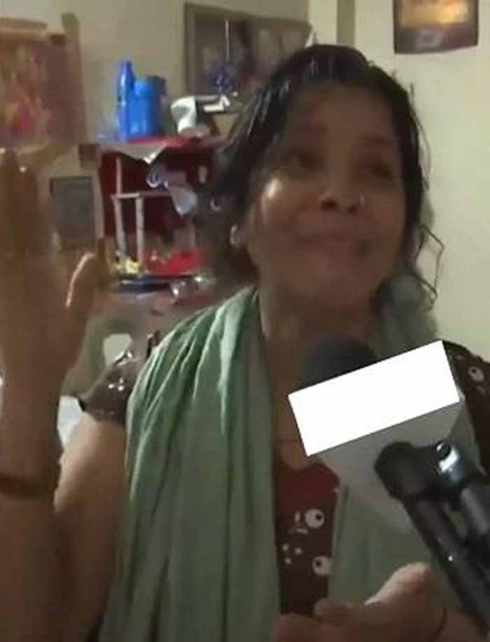 राज कुशवाह की बहन बार- बार यही कह रही है कि उसें भाई ने कुछ नहीं किया है उसे फंसाया जा रहा, विधवा मां ने दी धमकी राज कुशवाह की बहन बार- बार यही कह रही है कि उसें भाई ने कुछ नहीं किया है उसे फंसाया जा रहा, विधवा मां ने दी धमकी