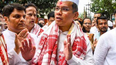 गौरव गोगोई के स्वागत समारोह में अफरा-तफरी की स्थिति बन गई, लकड़ी का मंच गिर सकता है