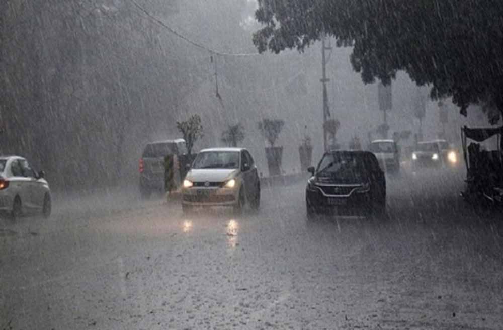 गुजरात में मानसून ने किया रौद्र रूप धारण, घरों में घुसा पानी, सड़कें बनी तालाब, मचा हाहाकार गुजरात में मानसून ने किया रौद्र रूप धारण, घरों में घुसा पानी, सड़कें बनी तालाब, मचा हाहाकार