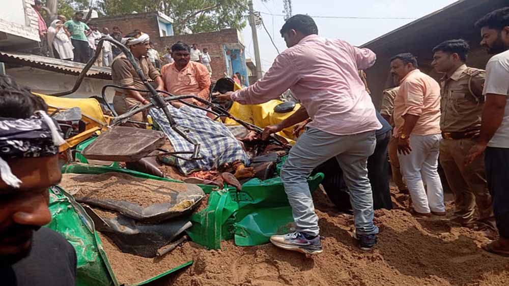 बालू उतारते समय एक डंपर असंतुलित होकर पास से गुजर रहे टेंपो पर पलट गया, तीन की मौत, तीन की हालत नाजुक बालू उतारते समय एक डंपर असंतुलित होकर पास से गुजर रहे टेंपो पर पलट गया, तीन की मौत, तीन की हालत नाजुक