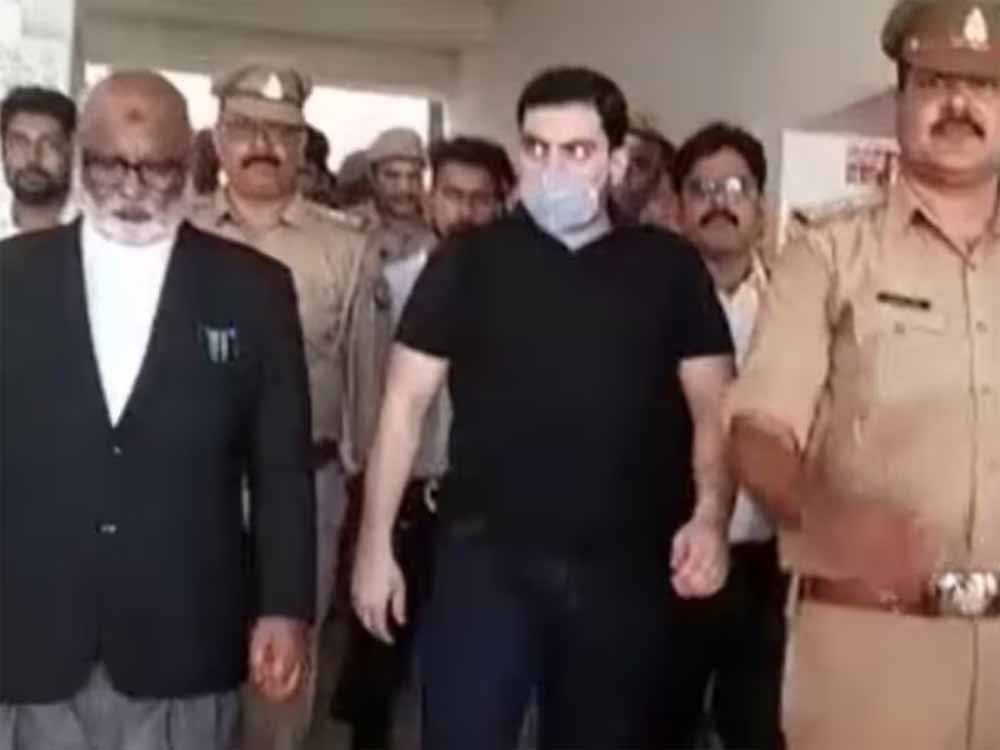 मुख्तार अंसारी के बेटे अ्ब्बास अंसारी के बाद अब माफिया अतीक अहमद के बेटे अली की नैनी जेल में खातिरदारी पकड़ाई मुख्तार अंसारी के बेटे अ्ब्बास अंसारी के बाद अब माफिया अतीक अहमद के बेटे अली की नैनी जेल में खातिरदारी पकड़ाई