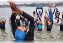 प्रयागराज में योग के प्रति जागरूकता के लिए तैराकी प्रशिक्षक ने लोगों से विभिन्न योग मुद्राओं में जलयोग करवाया