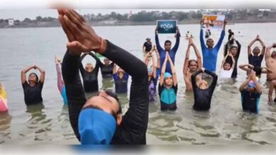 प्रयागराज में योग के प्रति जागरूकता के लिए तैराकी प्रशिक्षक ने लोगों से विभिन्न योग मुद्राओं में जलयोग करवाया