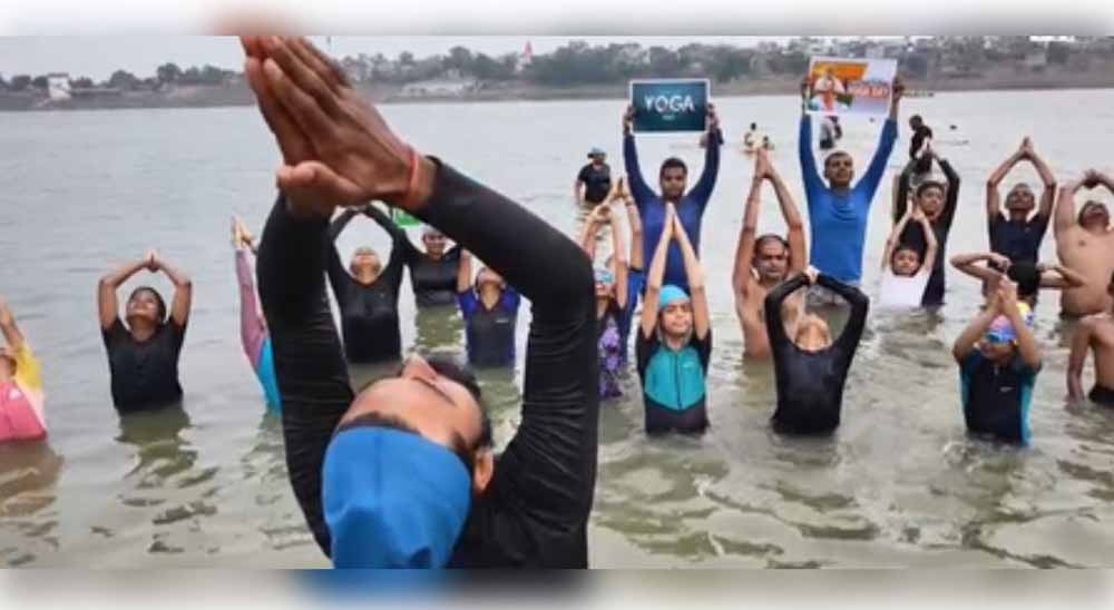 प्रयागराज में योग के प्रति जागरूकता के लिए तैराकी प्रशिक्षक ने लोगों से विभिन्न योग मुद्राओं में जलयोग करवाया प्रयागराज में योग के प्रति जागरूकता के लिए तैराकी प्रशिक्षक ने लोगों से विभिन्न योग मुद्राओं में जलयोग करवाया