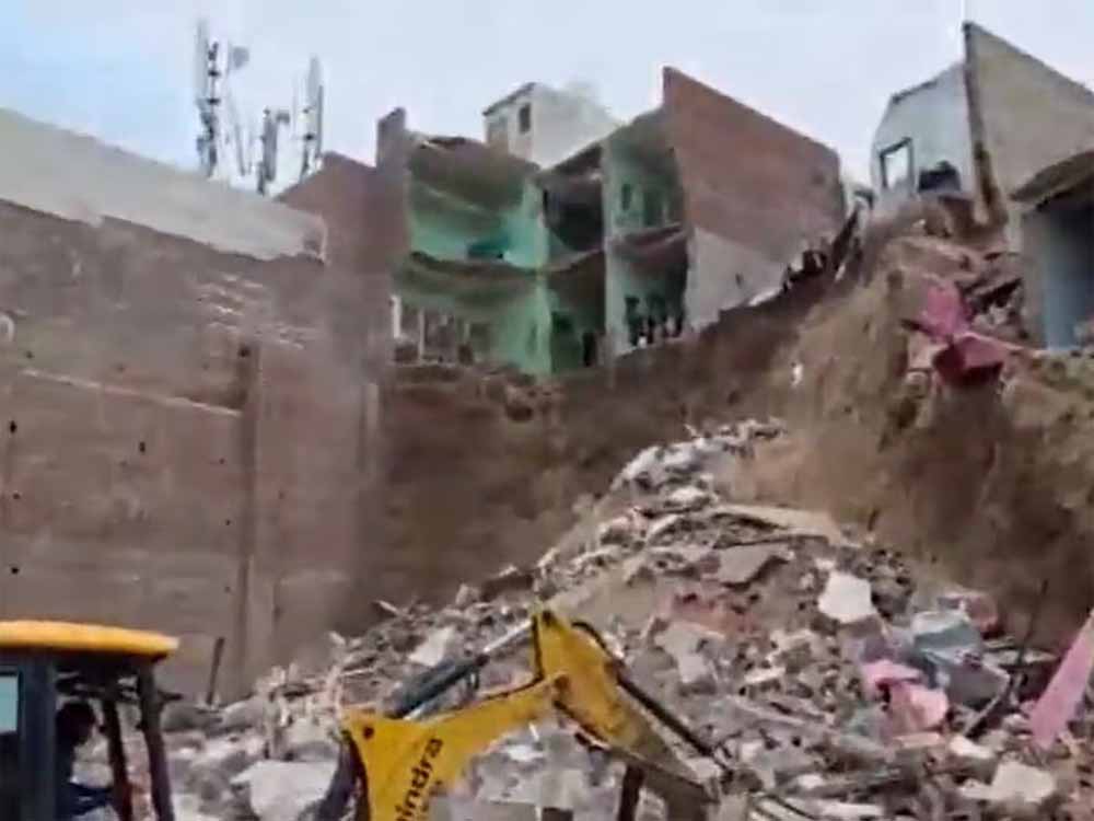 मथुरा में इमारत ढहने से बड़ा हादसा, खुदाई के दौरान टीले पर बने मकान ढहे, 12 मलबे में दबे