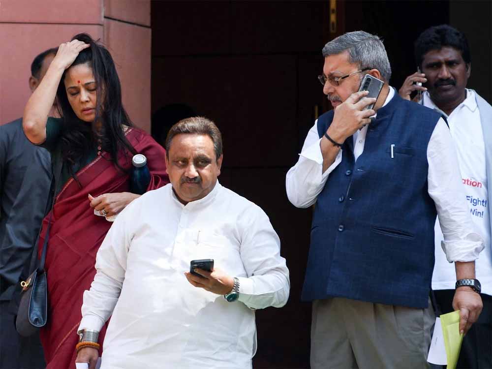 तृणमूल कांग्रेस के दो वरिष्ठ सांसद महुआ मोइत्रा और कल्याण बनर्जी एक बार फिर खुलकर आमने-सामने आए तृणमूल कांग्रेस के दो वरिष्ठ सांसद महुआ मोइत्रा और कल्याण बनर्जी एक बार फिर खुलकर आमने-सामने आए