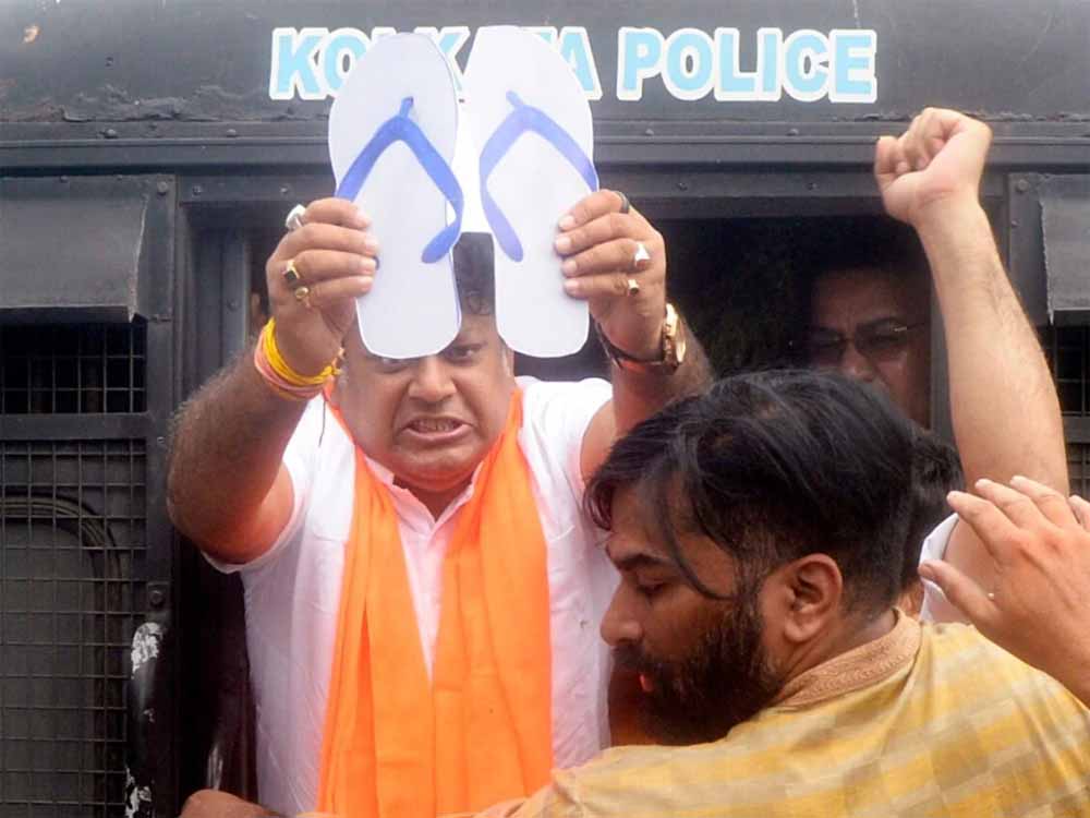 कोलकाता गैंगरेप केस पर बीजेपी का हल्लाबोल, केंद्रीय मंत्री सुकांत मजूमदार हिरासत में कोलकाता गैंगरेप केस पर बीजेपी का हल्लाबोल, केंद्रीय मंत्री सुकांत मजूमदार हिरासत में