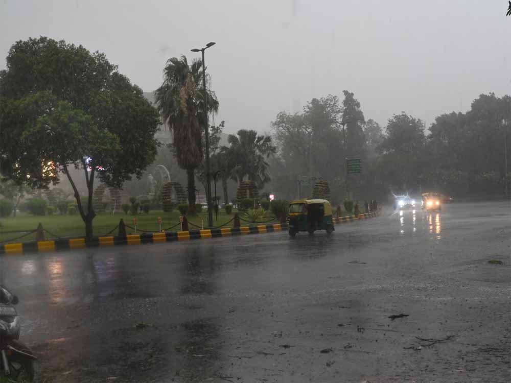 दिल्ली में आसमान में बादल नजर आ रहे हैं और आंधी के साथ हुई तेज बारिश शुरू, लोगों को गर्मी से मिली राहत: IMD दिल्ली में आसमान में बादल नजर आ रहे हैं और आंधी के साथ हुई तेज बारिश शुरू, लोगों को गर्मी से मिली राहत: IMD