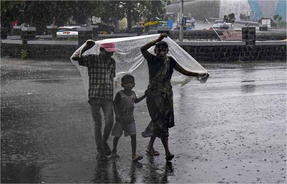 देश के कई इलाकों में भीषण गर्मी के बीच अब राहत की बौछारें शुरू, अगले 3 दिनों तक इन राज्यों के लिए रेड अलर्ट देश के कई इलाकों में भीषण गर्मी के बीच अब राहत की बौछारें शुरू, अगले 3 दिनों तक इन राज्यों के लिए रेड अलर्ट