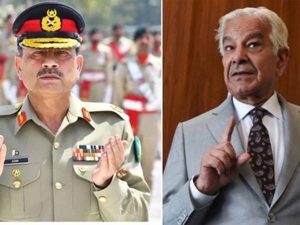 सेना और सरकार के गठजोड़ की तारीफ करने पर पाकिस्तानी रक्षा मंत्री को अपने ही देश में आड़े हाथों लिया