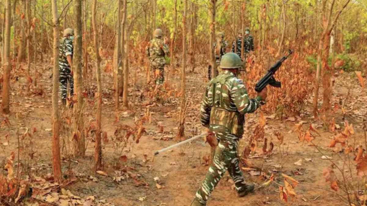 मुठभेड़ में दो नक्सली ढेर, ऑपरेशन जारी