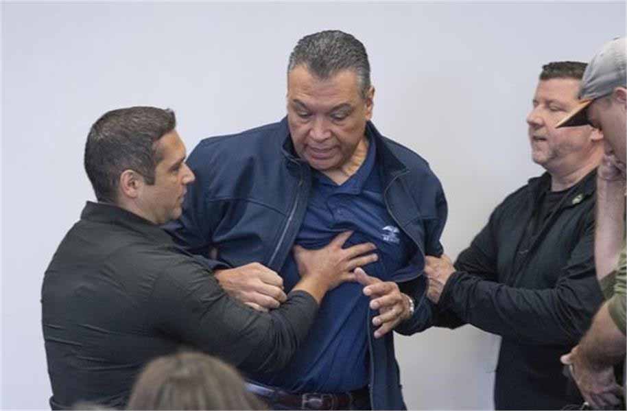 अमेरिका के डेमोक्रेटिक सीनेटर एलेक्स पैडिला को प्रेस कॉन्फ्रेंस के दौरान जबरन घसीटकर बाहर निकाल दिया