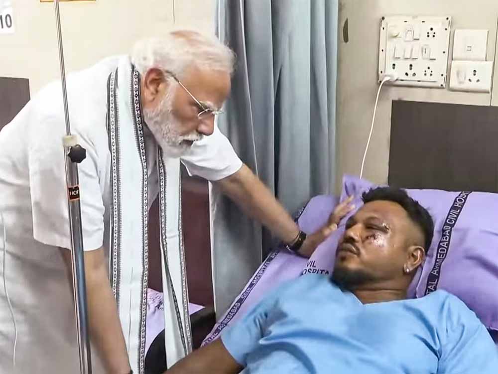 हादसे से पहले फ्लाइट में क्या कुछ हुआ और कैसे वह जिंदा बचकर निकलने में कामयाब रहे, विश्वास ने बताई आप बीती हादसे से पहले फ्लाइट में क्या कुछ हुआ और कैसे वह जिंदा बचकर निकलने में कामयाब रहे, विश्वास ने बताई आप बीती