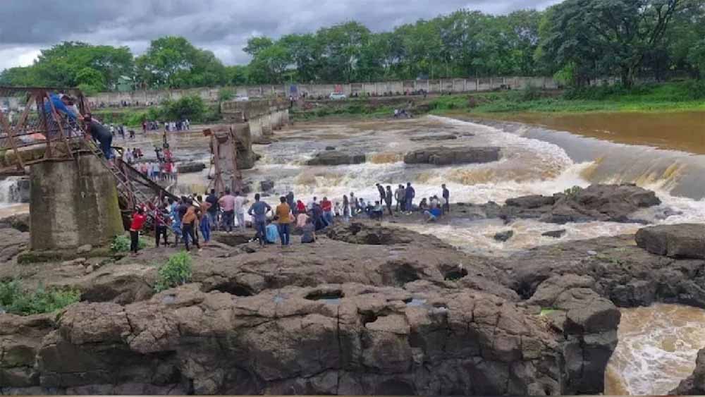 इंद्रायणी नदी पर हुए हादसे में 20 पर्यटक बहे, दो की मौत इंद्रायणी नदी पर हुए हादसे में 20 पर्यटक बहे, दो की मौत