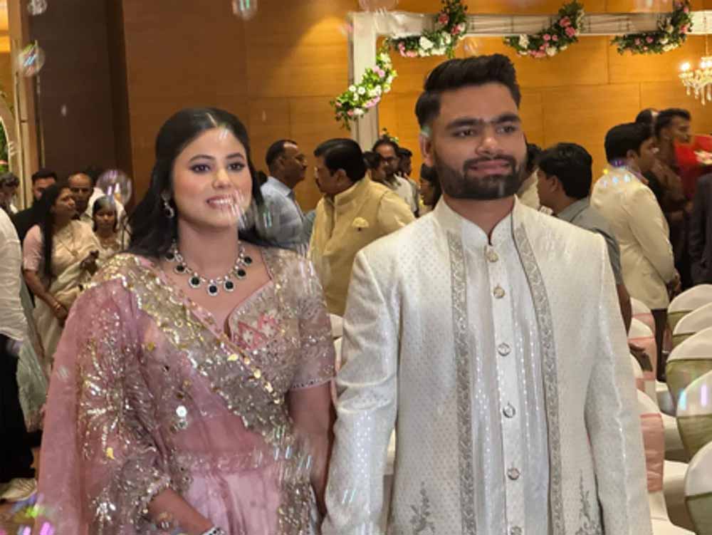 रिंकू सिंह और प्रिया सरोज की हुई सगाई, पिंक लहंगे में प्रिया तो सिल्वर शेरवानी में नजर आए रिंकू सिंह रिंकू सिंह और प्रिया सरोज की हुई सगाई, पिंक लहंगे में प्रिया तो सिल्वर शेरवानी में नजर आए रिंकू सिंह