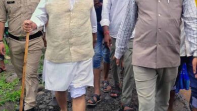 सीएम के आदेश ने फंसा दिया मंत्री को, कीचड़ में पैदल चलने की नौबत