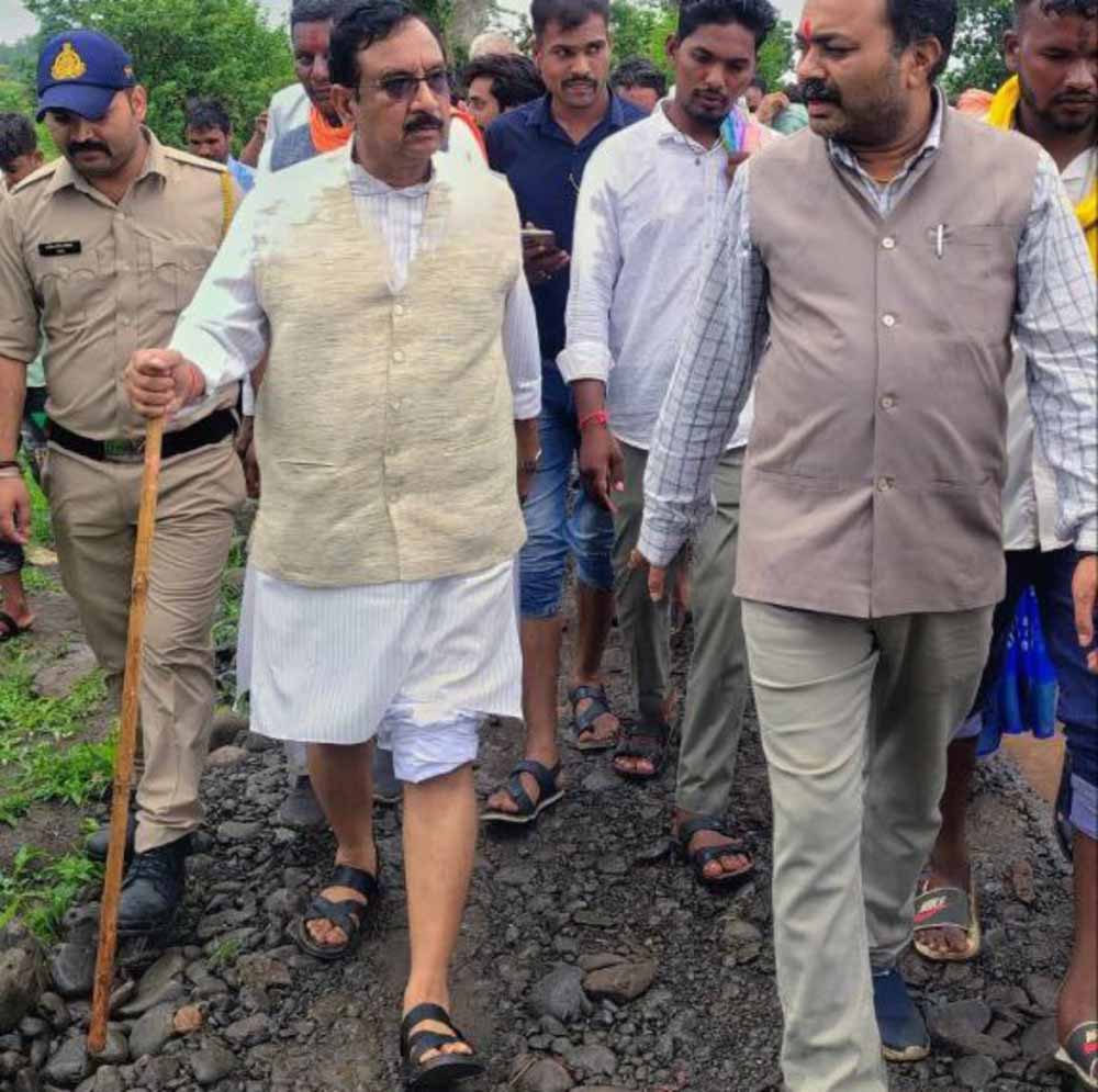 सीएम के आदेश ने फंसा दिया मंत्री को, कीचड़ में पैदल चलने की नौबत