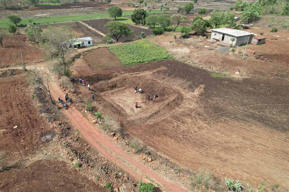मनरेगा योजना से बनाए जा रहे खेत तालाब, जनजातीय परिवारों ने समझा बारिश के पानी का महत्व
