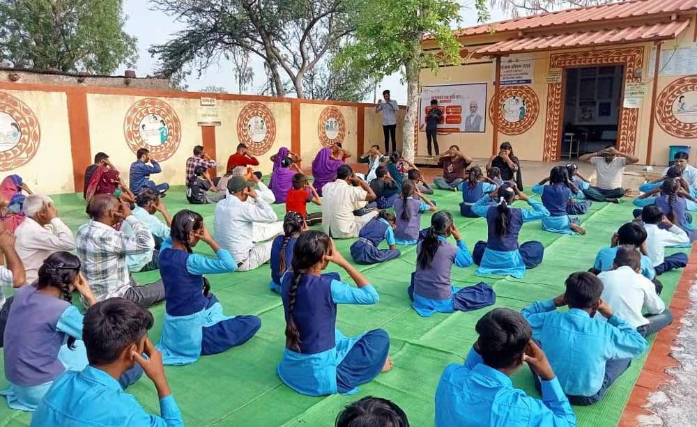 अंतराष्‍ट्रीय योग दिवस के अवसर पर पूरे प्रदेश की स्‍वास्‍थ्‍य संस्‍थाओं में हुआ योगाभ्‍यास (योग संगम) का आयोजन